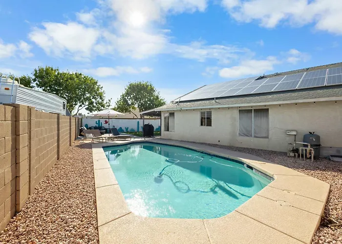 Holiday home The Pool House Oasis With Jacuzzi Golf Billiards
