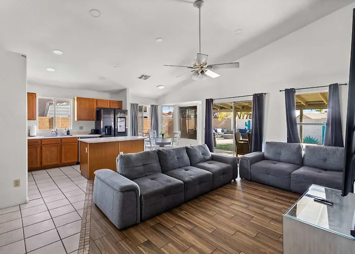The Pool House Oasis With Jacuzzi Golf Billiards * Glendale